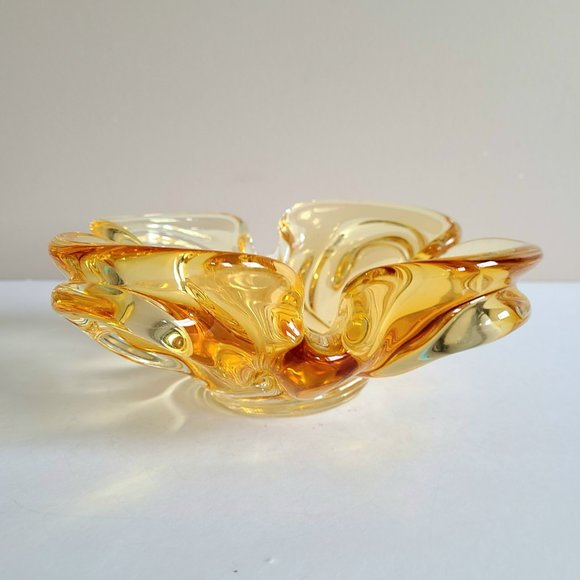 Chalet Canada Amber Yellow Art Glass Flower Organic Shape Bowl. - Picture 9 of 9